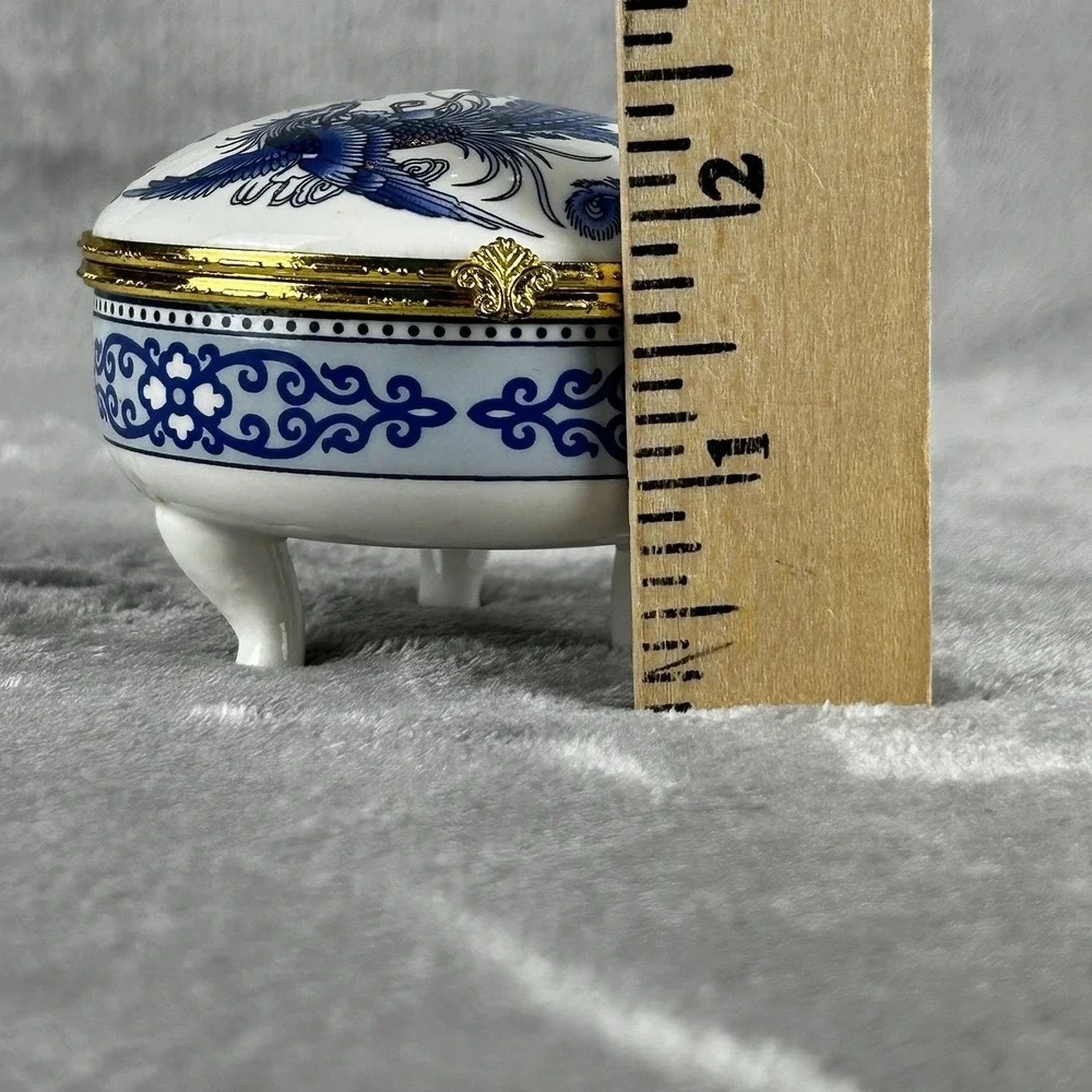 Vintage Blue & White Porcelain Footed Trinket Box Chinoiserie Vanity Accessory